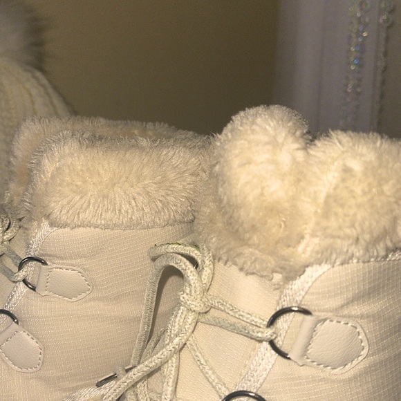 White & Cream Colored Winter Boots ⛄️🎿 - Picture 4 of 9